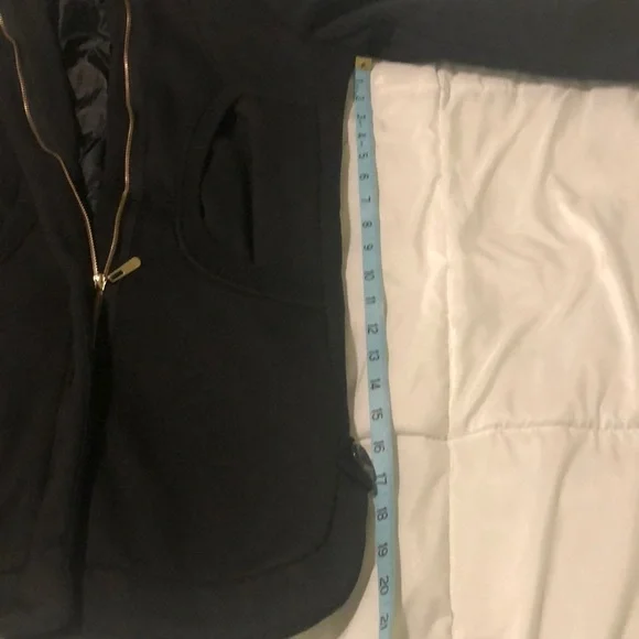 Warm zip up jacket in black with hoodie - Picture 6 of 8